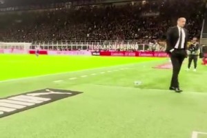 萊奧罰點(diǎn)時，阿萊格里背向球場踱步，球罰進(jìn)后也很淡定