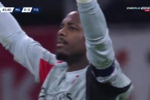 邁尼昂精彩的腳下技術(shù)，令佛羅倫薩球員無可奈何