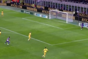 麥尼昂這腳下技術(shù)簡直出神入化！甚至都沒有后衛(wèi)覺得自己需要去幫