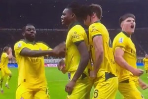 萊奧：我要脫衣慶祝下。隊(duì)友”斯到普“！”斯到普“！