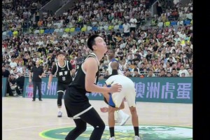 忍不住笑了！胡明軒想要分球外線，結(jié)果直接砸對(duì)手腦袋上??