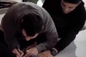 終于進球??！實拍：皮奧門前包抄破門后趕緊擁抱助攻的隊友博尼