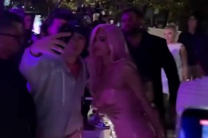 依然性感！金小妹凱莉-詹娜化身白發(fā)魔女