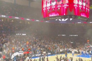 差距太大了！海王出場(chǎng)時(shí)全場(chǎng)歡呼，杜蘭特出場(chǎng)時(shí)切換成全場(chǎng)噓聲！