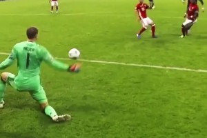 ??麒麟臂vs金剛腿！C羅近距離暴力射門，諾伊爾竟能單掌擋出！