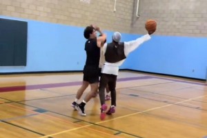 靜雨：別看楊瀚森只得2分 但他在場(chǎng)時(shí)球隊(duì)進(jìn)攻流暢 多給點(diǎn)時(shí)間開拓者能贏