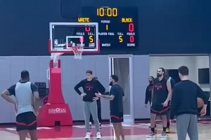 就缺你了喬丹！范弗里特今日現(xiàn)身球隊(duì)訓(xùn)練館進(jìn)行指導(dǎo)~