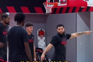 恢復(fù)都這么神速嗎！術(shù)后的范喬丹已經(jīng)摘掉護(hù)具！上場(chǎng)指導(dǎo)隊(duì)友了！