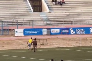 你是真勇啊！安保手持AK追擊沖場(chǎng)球迷??