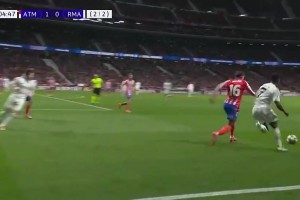 此前呂迪格向馬競(jìng)球迷做斗牛士動(dòng)作，馬競(jìng)球迷回?fù)舻V泉水瓶??