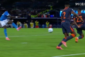 國米防守一言難盡！內(nèi)雷斯做球，安古伊薩奔襲破門