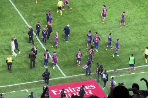 未參與謝場(chǎng)，亞馬爾和維尼修斯隔空叫板后直接返回更衣室