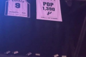 致敬傳奇教頭！馬刺球館上方為波波維奇新增一面1390勝旗幟！