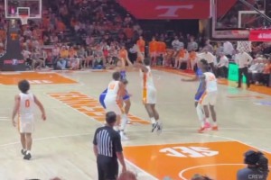 也在爭狀元！卡姆-布澤爾對陣田納西單場拿下24分23籃板！