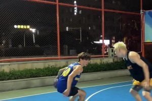 難不倒他！林葳進(jìn)攻端面對(duì)包夾從容處理，防守端防下一個(gè)爭(zhēng)球！