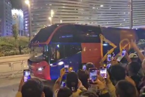 巴薩大巴離開伯納烏球場(chǎng)時(shí)，皇馬球迷比中指+唱歌嘲諷??