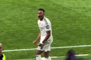 終結(jié)國(guó)家德比4連敗！皇馬2:1巴薩終場(chǎng)哨響后，皇馬三巨頭的反應(yīng)