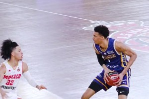 文班亞馬這天賦真讓人驚掉下巴！投完三分，還能直接沖進(jìn)去補扣！