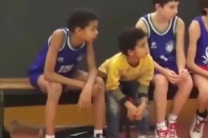 這是被榨干了？克萊開(kāi)季狀態(tài)不佳，女友馬冬梅身材炸裂！