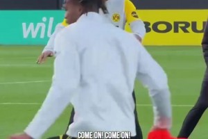 超級(jí)氛圍組阿德耶米！多特對(duì)內(nèi)訓(xùn)練備戰(zhàn)德國(guó)杯對(duì)陣法蘭克福！