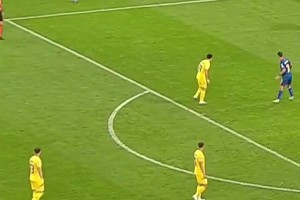 同樣也是任意球大師！這個位置斯坦丘簡直就是在罰點球！