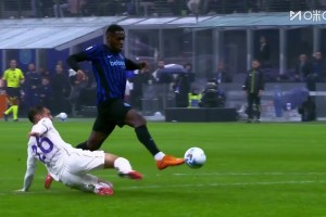 國米3-0鎖定勝局！維蒂犯規(guī)送點+染紅！恰爾汗奧盧點射破門雙響