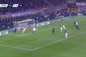 爭議！埃斯波西托禁區(qū)被拉倒！主裁聽取VAR后沒有判罰點球！