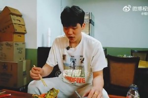 楊瀚森之前吃煎餅果子時想起周琦：我跟我琦哥也是夢幻聯(lián)動了??