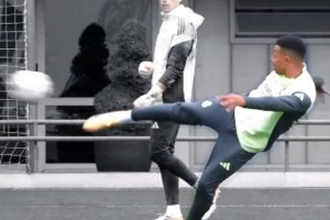 感受一下歐洲金靴的實力！姆巴佩訓(xùn)練中精彩凌空抽射