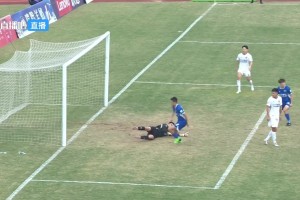 隊友完全沒想到！中甲遼寧鐵人門將送禮式“脫手”導致球隊被絕平