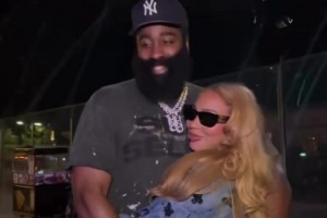 德隆-威廉姆斯與妻子合影，嫂子這身材真的不錯呀！??