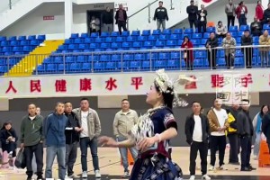 ??快來看表妹投籃了！黔南“村BA”總決賽后驚艷一幕！