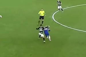 給哈寶干羞澀了！名場(chǎng)面：貝林強(qiáng)吻正在接受采訪的哈蘭德！