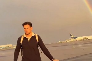 今晚好運(yùn)加持？拜仁抵達(dá)巴黎時(shí)遇見(jiàn)落日彩虹 ??