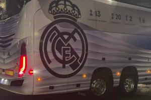 皇馬大巴抵達(dá)利物浦！又是一年利物浦大戰(zhàn)皇馬，誰會拿下比賽呢