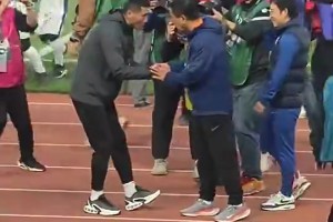 面對前輩！邵佳一躬身雙手和崔康熙握手