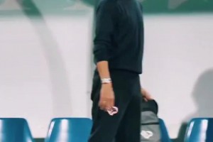 場邊激情慶祝！九爺已是滿頭白發(fā)