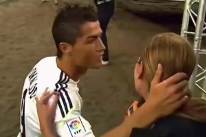 C羅：別說話，讓我吻你！女記者：這邊也要親??