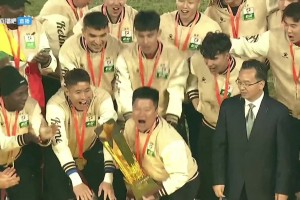 功不可沒??！遼寧鐵人冠軍教頭李金羽舉起中甲冠軍金杯