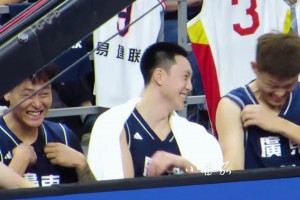 ??歡樂(lè)替補(bǔ)席，笑得七仰八叉的~