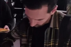 梅西哪怕偷偷到諾坎普都會(huì)被球迷找到，在停車場(chǎng)給巴薩球迷簽名~