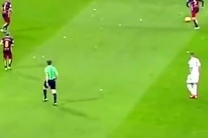 控到進(jìn)球讓對(duì)手無(wú)可奈何！名場(chǎng)面：國(guó)家德比巴薩傳進(jìn)球門(mén)！